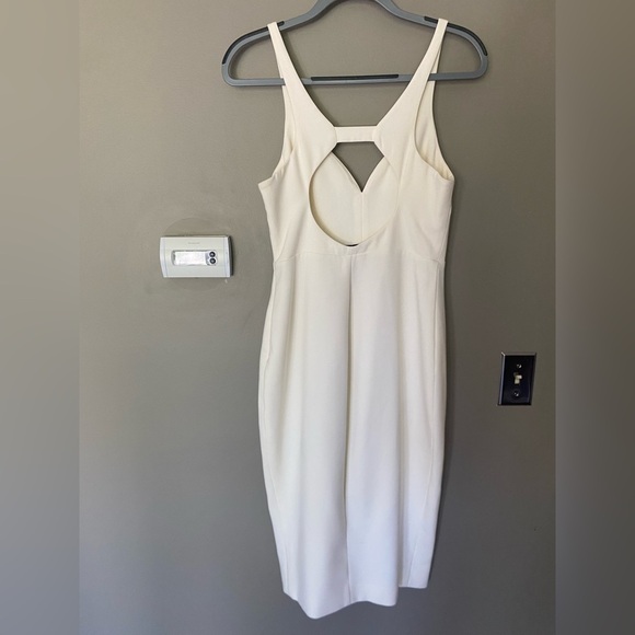 LIKELY Elegant Ivory White Sleeveless Sheath Dress With Cut Out Back Size 8 - Picture 3 of 7